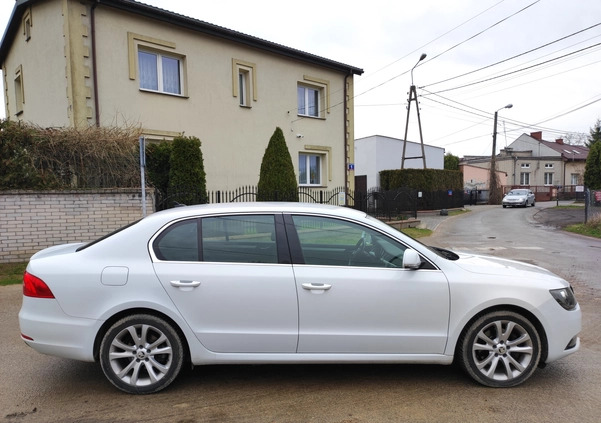 Skoda Superb cena 49900 przebieg: 141000, rok produkcji 2015 z Chęciny małe 211